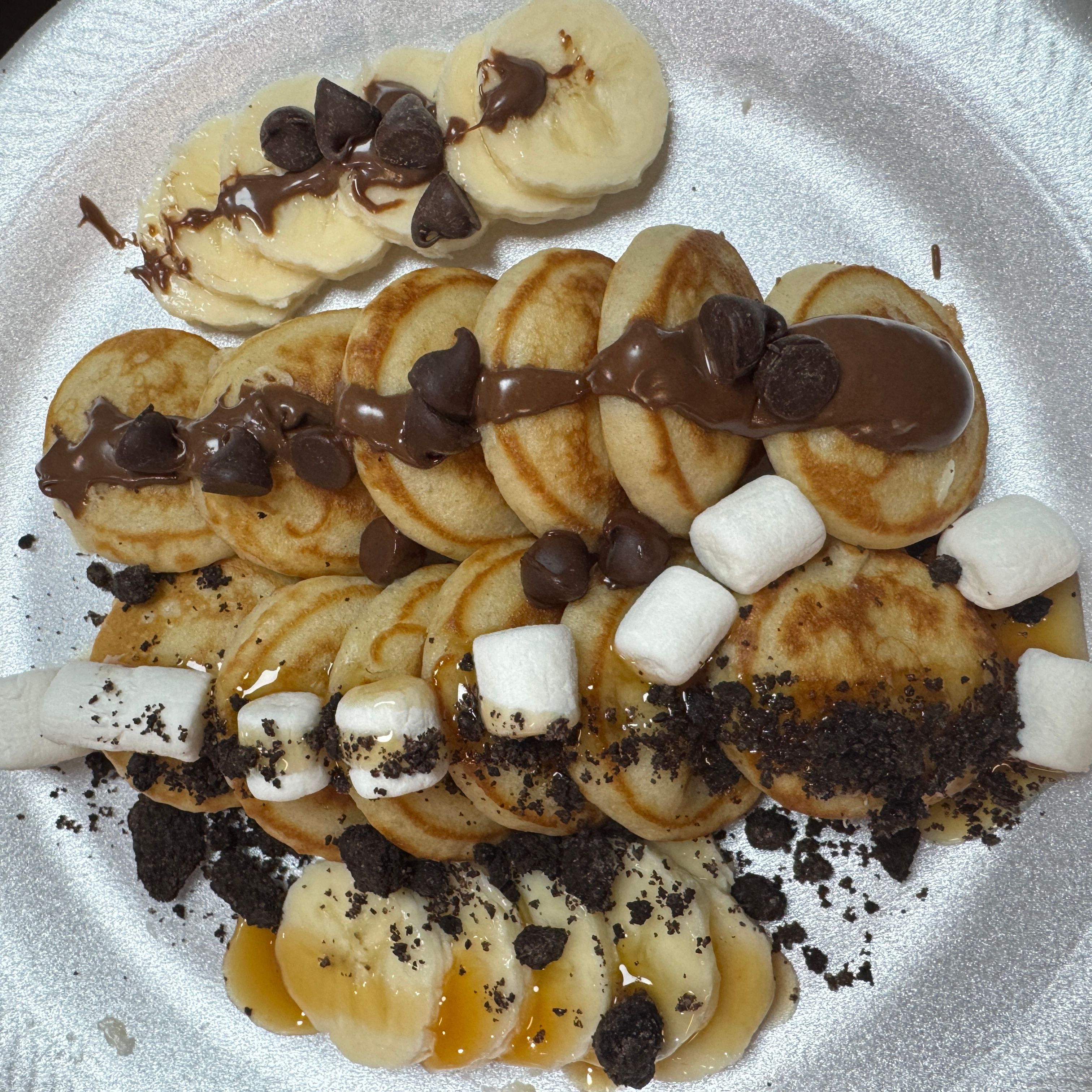 Mini pancakes with toppings